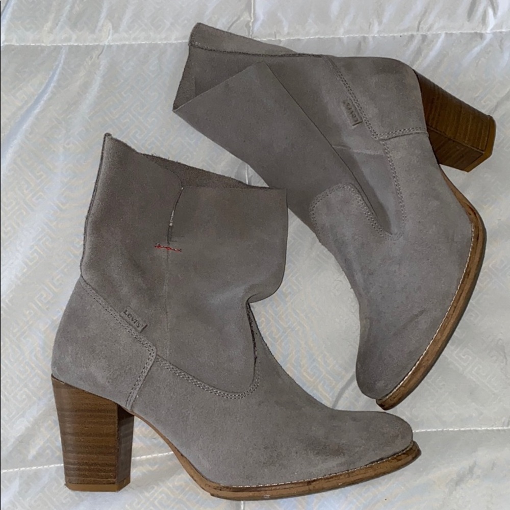 Gorgeous grey suede Levi’s booties! Size 8 w
